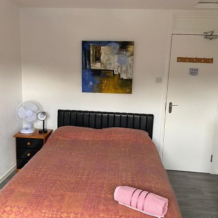Quiet, Spacious Double Bedroom! ปีเตอร์โบโรห์ ภายนอก รูปภาพ