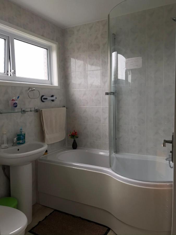 Quiet, Spacious Double Bedroom! ปีเตอร์โบโรห์ ภายนอก รูปภาพ