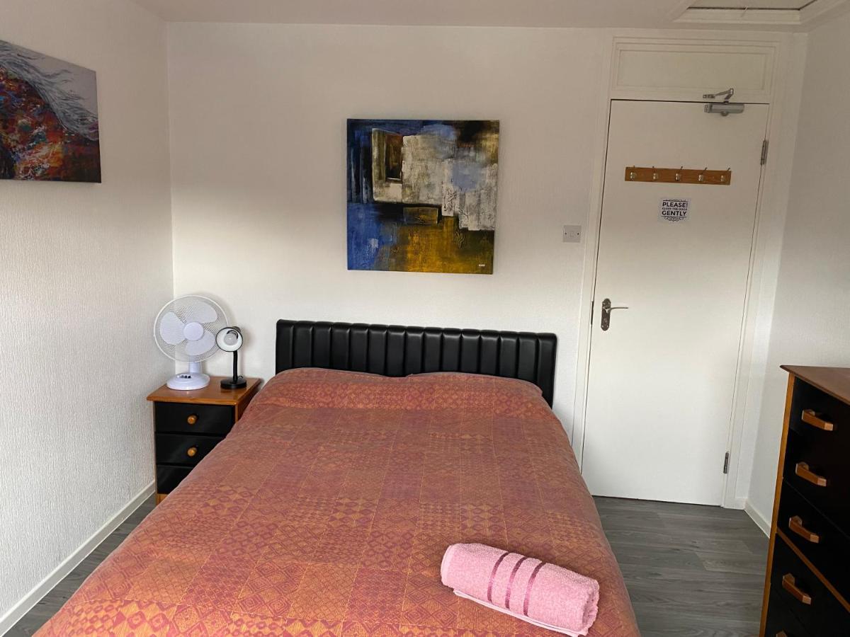 Quiet, Spacious Double Bedroom! ปีเตอร์โบโรห์ ภายนอก รูปภาพ